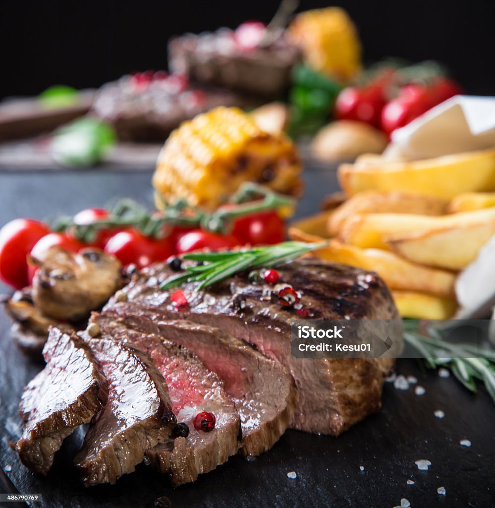 Carne bovina, na mesa de madeira - Foto de stock de Alecrim royalty-free