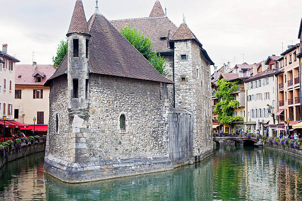 palais de l'isle, bela town square em annecy - lisle - fotografias e filmes do acervo