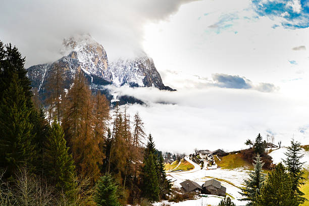 góry krajobraz shrouded w mgły. - cliff mountain winter snow zdjęcia i obrazy z banku zdjęć