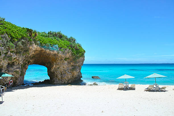 sunayama spiaggia di mezza estate - okinawa prefecture foto e immagini stock