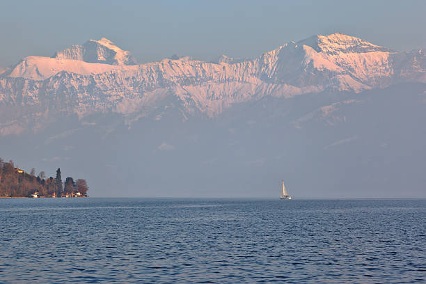 żeglarstwo łodzi na jezioro thun, szwajcaria - jungfrau region zdjęcia i obrazy z banku zdjęć
