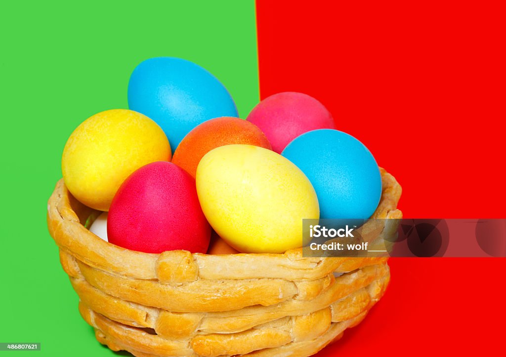Fagioli cesto con uova colorate di Pasqua sul colore di sfondo - Foto stock royalty-free di Animale