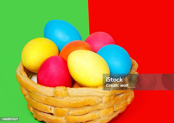 Печёный Корзина С Пасхальные Цветные Яйца На Цвет Фона — стоковые фотографии и другие картинки Варёный