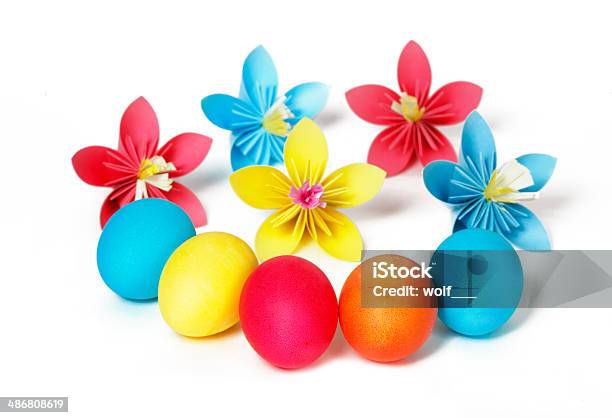 Многие Пасхальные Яйца И Красочные Бумажные Цветы — стоковые фотографии и другие картинки Без людей - Без людей, Бумага, Варёный