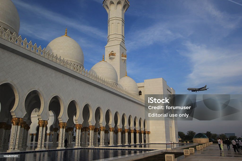 Величественный Mosque - Стоковые фото Абу-Даби роялти-фри