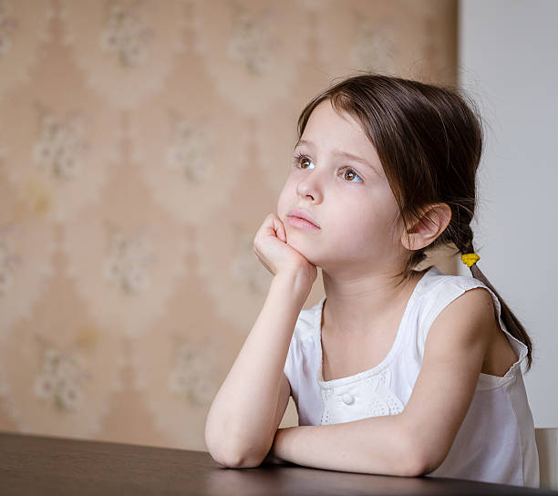 pensativa adorável criança pré-escolar menina - cogitative imagens e fotografias de stock