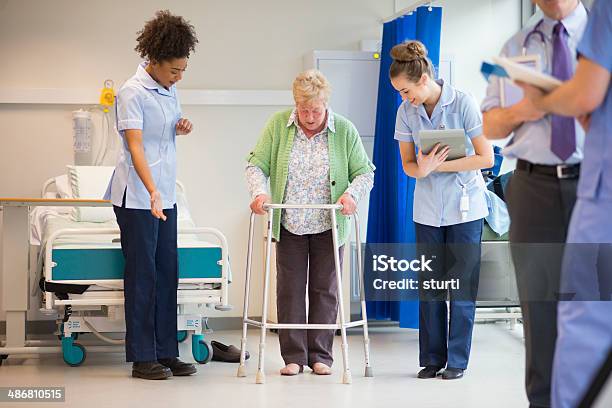 Idoso Pessoal Médico Ajudando Paciente - Fotografias de stock e mais imagens de 20-29 Anos - 20-29 Anos, 70 anos, Acidentados