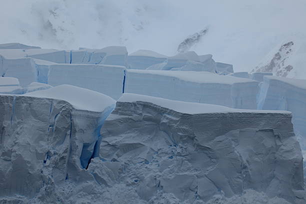 eisberge und landschaften der antarktis arktis - glacier antarctica crevasse ice photos et images de collection