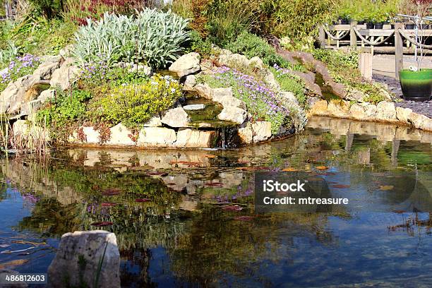 Imagen De Un Jardín Con Cascada Y Estanque Con Peces Piedra Foto de stock y más banco de imágenes de Accesorio de jardín