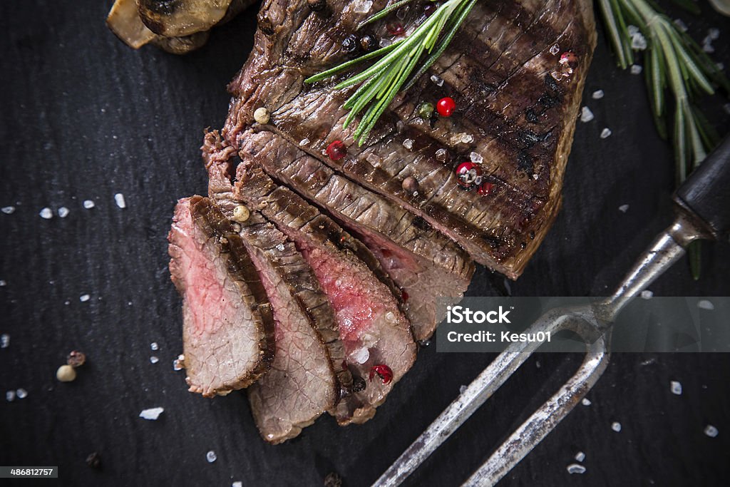 Beef steak auf Holztisch - Lizenzfrei Bauholz-Brett Stock-Foto