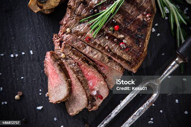 Beef Steak Auf Holztisch Stockfoto und mehr Bilder von Bauholz-Brett - Bauholz-Brett, Blutig, Filet Mignon