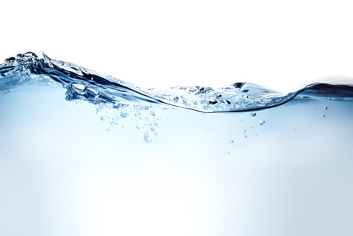 Onda de agua azul y burbujas a agua potable limpia photo