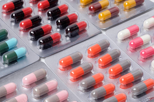 capsule comprimés de médicaments en ampoules et emballages - antibiotique photos et images de collection