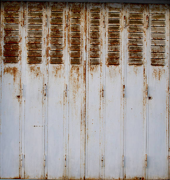 aço postigos-venezianas cobertos de ferrugem - wood shutter rusty rust imagens e fotografias de stock