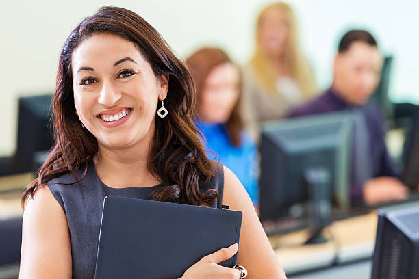 young hispanic empresaria tomar entrenamiento del equipo - computer lab computer training classroom fotografías e imágenes de stock