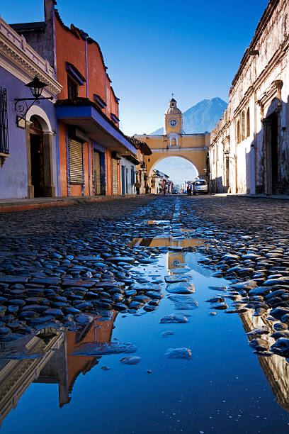 アンティグア通りの後の雨です。 - 西グアテマラ アンティグア ストックフォトと画像