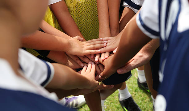 gruppe von jugendlichen, die ihre hände - teamsport stock-fotos und bilder