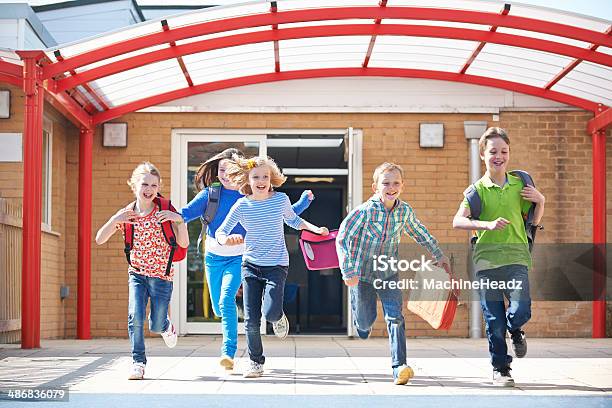 Schüler Laufen In Spielplatz Am Ende Des Kurses Stockfoto und mehr Bilder von Bildung - Bildung, Urlaub, Kind