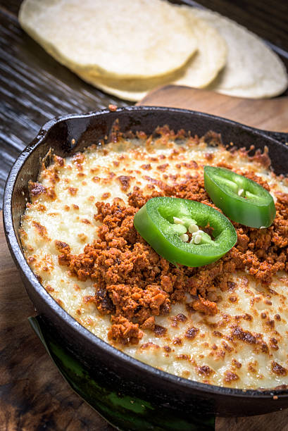 queso fundido (melted сырный дип) с чоризо - chorizo стоковые фото и изображения