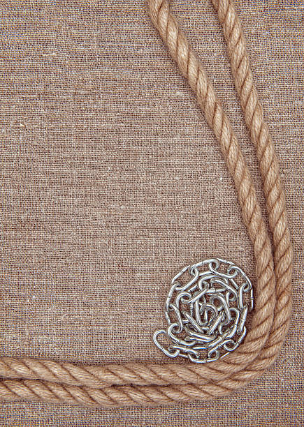 cadena metálica, y en la cuerda de arpillera - textured bagging rope rough fotografías e imágenes de stock