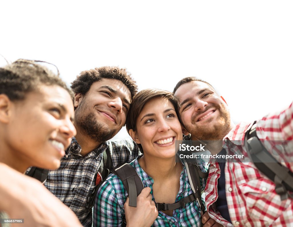 Gruppo di amici fare un selfie - Foto stock royalty-free di Abbracciare una persona