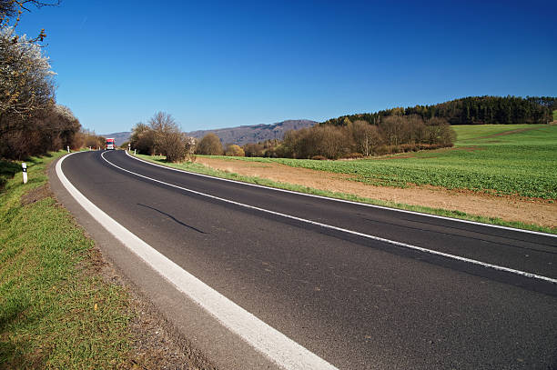 アスファルトの道では、田園風景。赤いトラック。 - semi truck vehicle trailer truck empty ストックフォトと画像