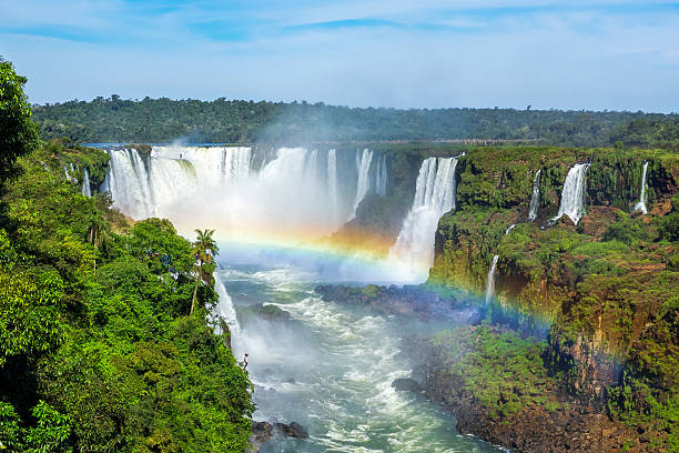 cataratas do iguaçu, em foz do iguaçu, brasil - tropical rainforest tropical climate waterfall landscape - fotografias e filmes do acervo