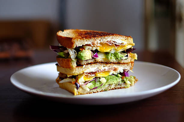 un sándwich de desayuno - breakfast eggs bacon fried egg fotografías e imágenes de stock