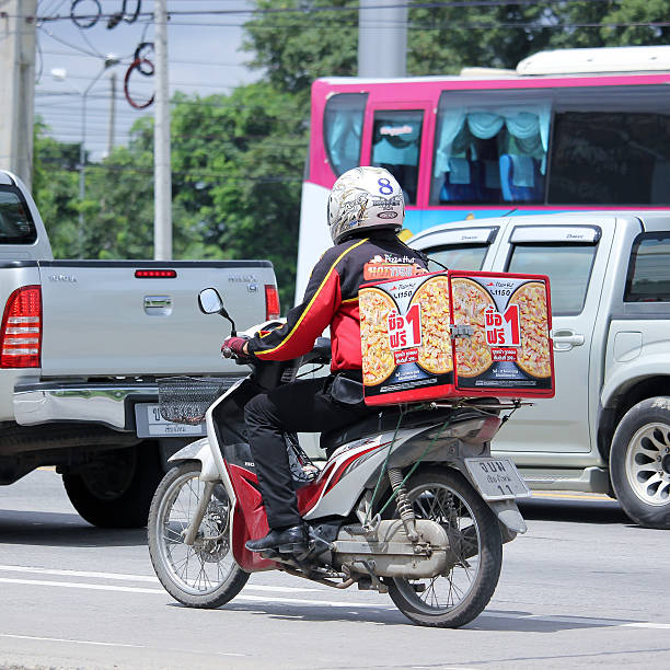 homem de serviço de entrega de pizza motercycle porte uma cabana de empresa - pizza hut asia pizza restaurant imagens e fotografias de stock