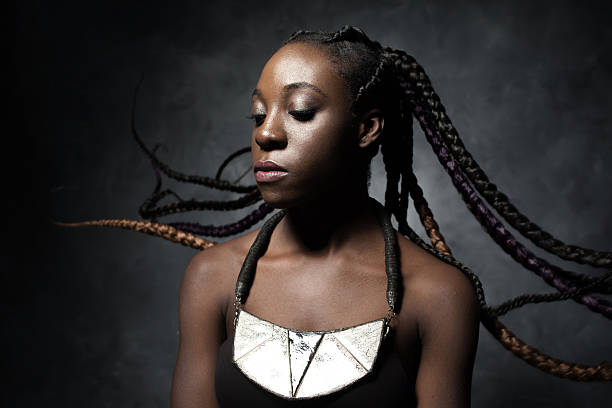 mulher negra com cabelo a voar entrançado longo - braided braids women long hair imagens e fotografias de stock