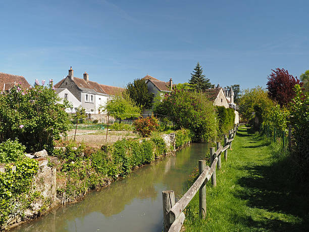 Montresor village, hierba camino por el Indrois Francia - foto de stock