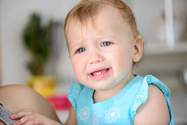 kleine baby weint - gezahnt fotos stock-fotos und bilder