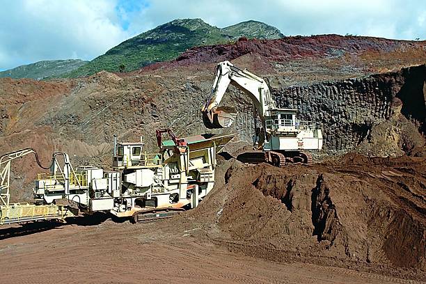 excavator chargement crusher mine de fer - iron mining photos et images de collection