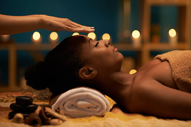 palm cicatrização de - reiki alternative therapy massaging women imagens e fotografias de stock