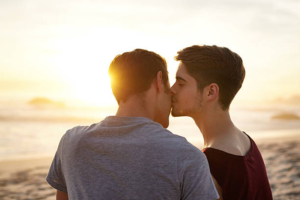 disfruta de un momento. - gay man homosexual men kissing fotografías e imágenes de stock