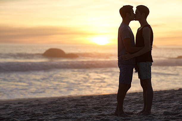 true love ビーチ - gay man homosexual men kissing ストックフォトと画像