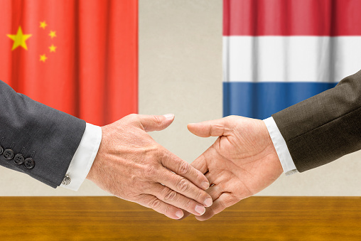 Representatives of China and the Netherlands shake hands