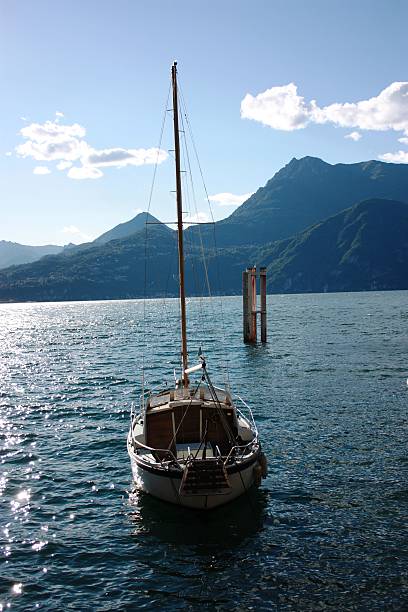 bateaux au lac de côme, italie, vue de varenna direction mennagio - mennagio photos et images de collection