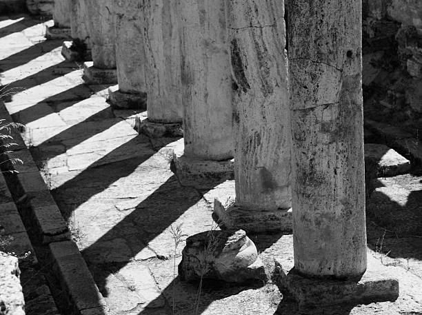 columnas y cerca de las ruinas de hyerapolis pamukkale, turquía - stability law trust legal system fotografías e imágenes de stock