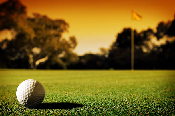 длинные здесь - golf golf flag sunset flag стоковые фото и изображения