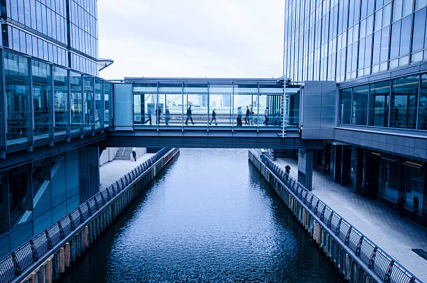 pont entre deux gratte-ciel contemporain avec vue sur la rivière - office park photos et images de collection