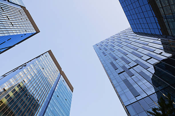modernes gebäude, blue sky - glass wall office building abstract stock-fotos und bilder