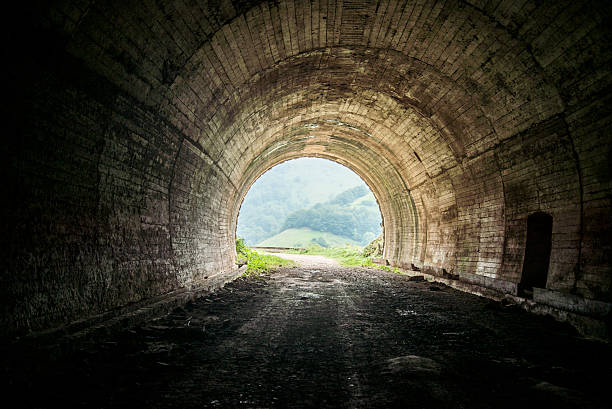 luce alla fine del tunnel - spirituality light tunnel light at the end of the tunnel foto e immagini stock