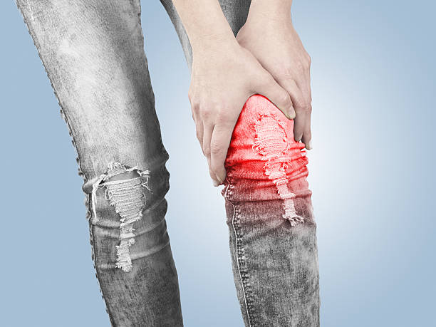 tenant ice sac de glace sur les coudes.  concept médical photo. - physical injury sport human knee ice pack photos et images de collection