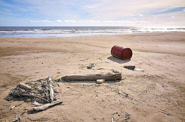 velho cano enferrujado na praia de areia e registos - sandscape imagens e fotografias de stock