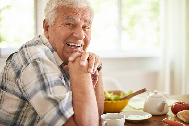 starszy człowiek relaks po śniadaniu - retirement senior adult breakfast active seniors zdjęcia i obrazy z banku zdjęć