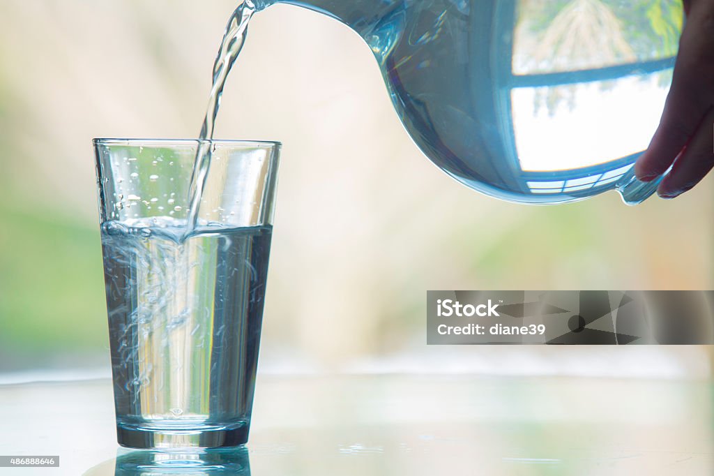 Vertendo água - Foto de stock de Verter royalty-free