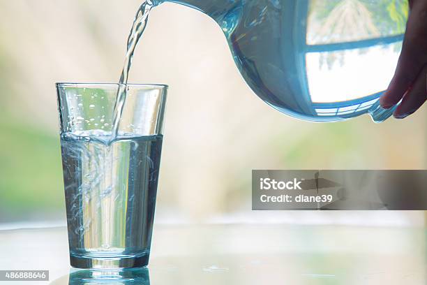 Foto de Vertendo Água e mais fotos de stock de Verter - Verter, Jarra - Talha de água, Água potável