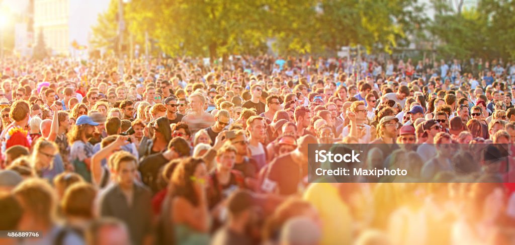 Gruppe von jungen Menschen, die Spaß an Musik street festival - Lizenzfrei Menschenmenge Stock-Foto