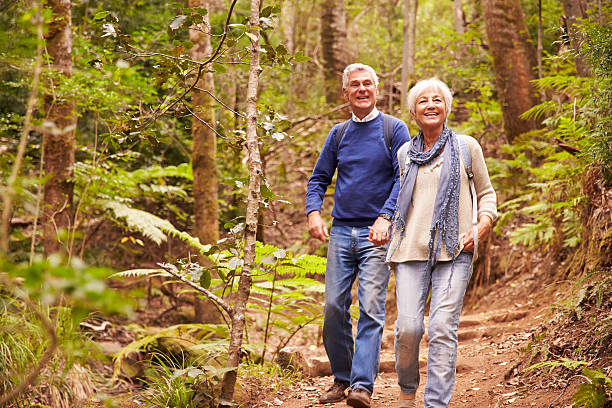 starszy para spaceru razem w lesie - hiking senior adult couple heterosexual couple zdjęcia i obrazy z banku zdjęć